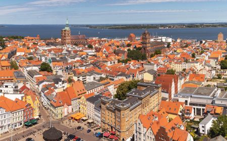 Ein Blick über die Dächer Stralsunds auf die Ostsee und die Insel Rügen